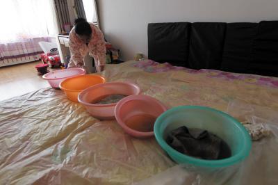 英吉沙楼上漏水，住户失联，小区没物管，业主维权难！律师来支招……